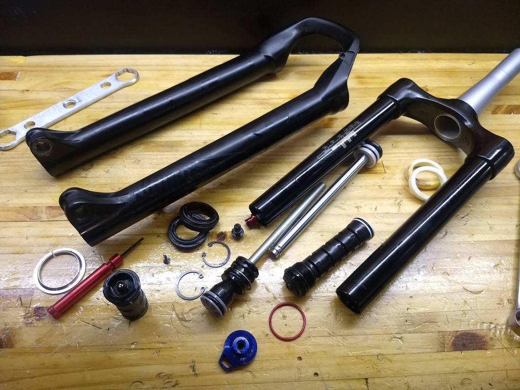 Servicio de suspensión delantera de bicicleta — botellas hidráulicas o neumáticas